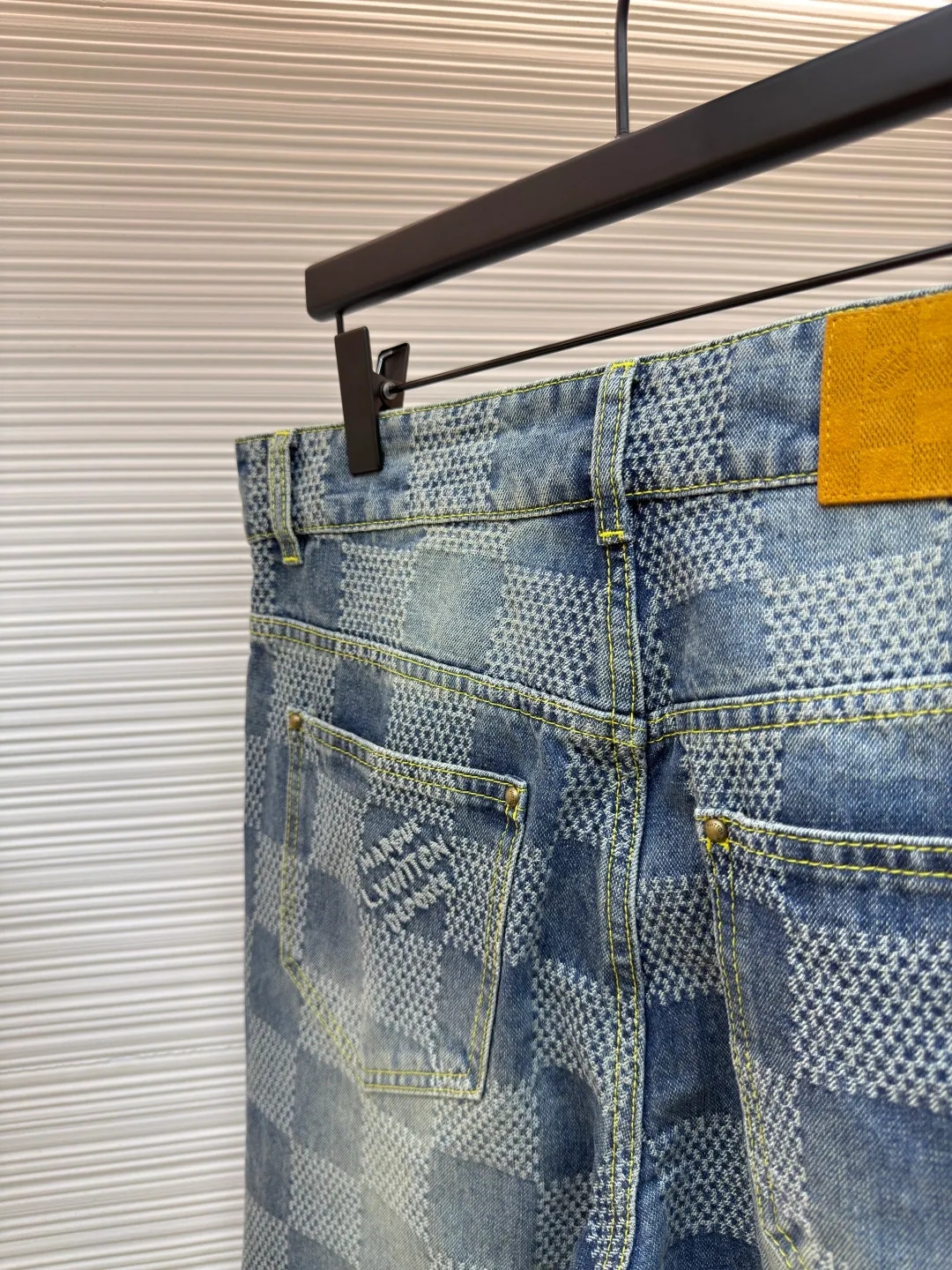LOUIS VUITTON wide-leg checkerboard denim trousers ●Authentic product: purchased and developed at 15700 ●Item number: 1680096-B95 ●Fabric: denim fabric ●Technology: yarn-dyed jacquard ●Version: fitted version ●Size: 28-30-32-34-36 ●Weight: about 815g ●Description: Both the front and back panels have the brand's iconic embroidered LOGO, and the front panel is decorated with a checkerboard pattern, plus the brand's English embroidery. The back embroidery uses 3D three-dimensional embroidery, with a total stitch count of 23,800. The zipper is electroplated in an aged brass color, and the pull tabs are in an electroplated aged brass color. The overall wiring is straight and delicate, the fabric is comfortable and soft, and the color is consistent without color difference. It can be matched with the same style to create a fashionable look and control various occasions. Customized accessories, complete with three standards, same style for men and women!